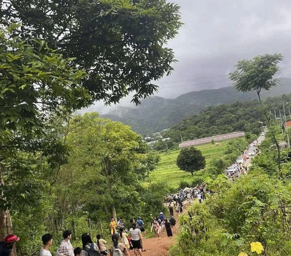 Người dân hoang mang trước tin đồn thất thiệt đập thủy điện Bản Vẽ bị vỡ. Ảnh: T.Đ tin don.jpg