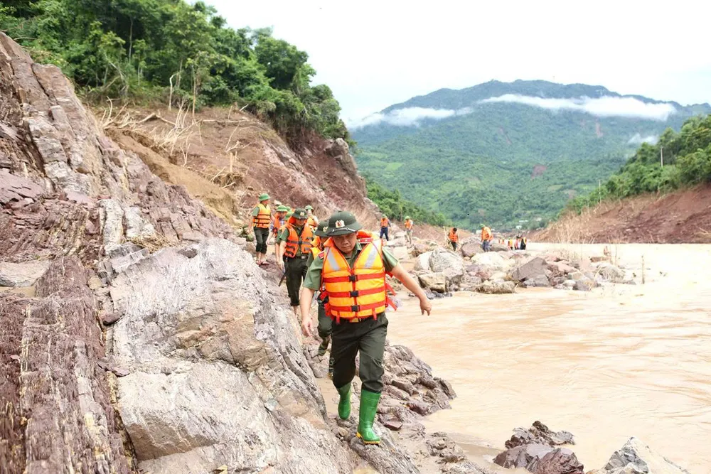 Đoàn công tác của Bộ Công an và Công an tỉnh Nghệ An đi khảo sát thực tế tại xã Mỹ Lý. Ảnh: CÔNG AN NGHỆ AN khảo sát mỹ lý.jpg