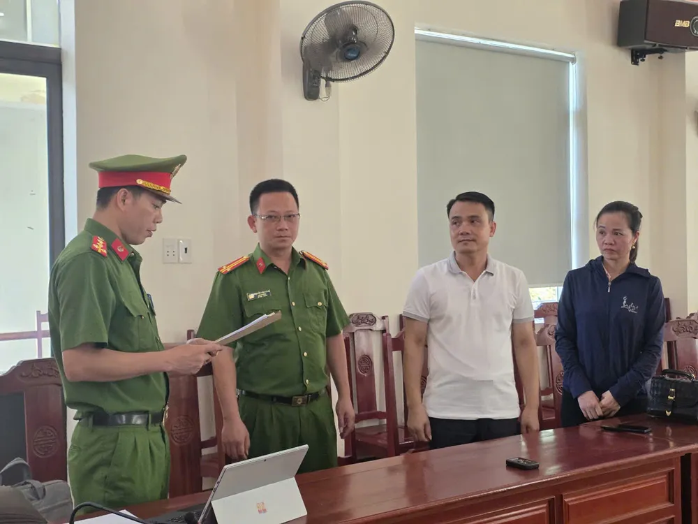 Cơ quan Công an đọc lệnh khởi tố đối với Vũ Ngọc Liêm và Ngô Thị Tuyết. Ảnh: CÔNG AN THANH HÓA khoi to.jpg