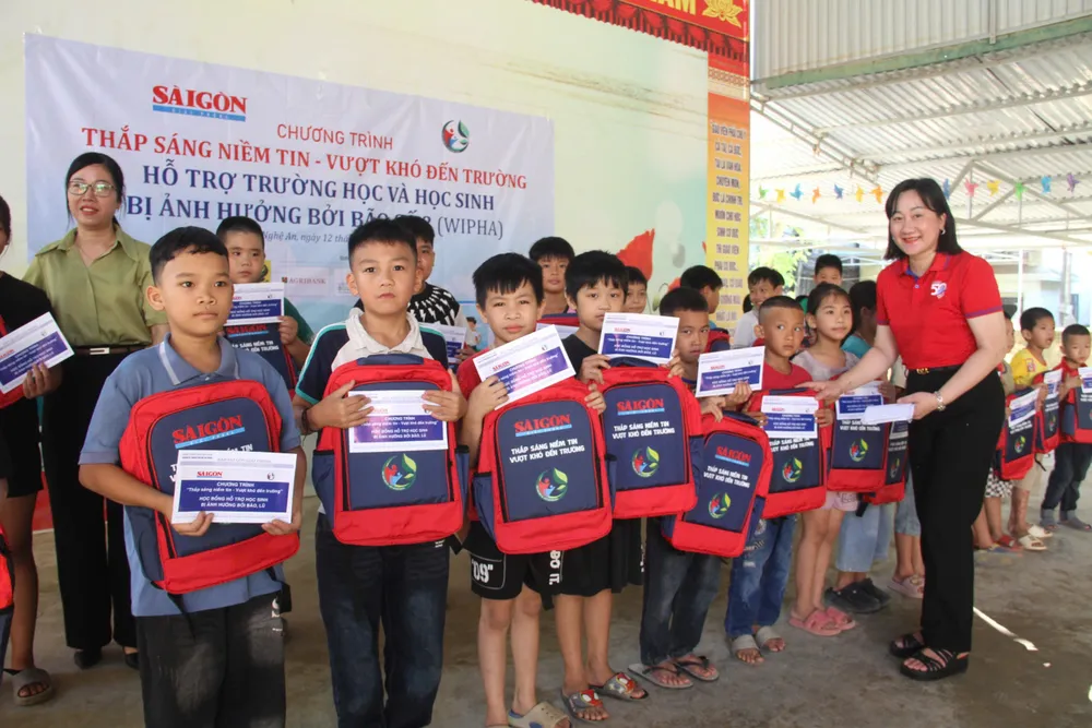 Phó Tổng Biên tập Báo SGGP Bùi Thị Hồng Sương trao học bổng và quà đến các cháu học sinh chi suong 2.jpg