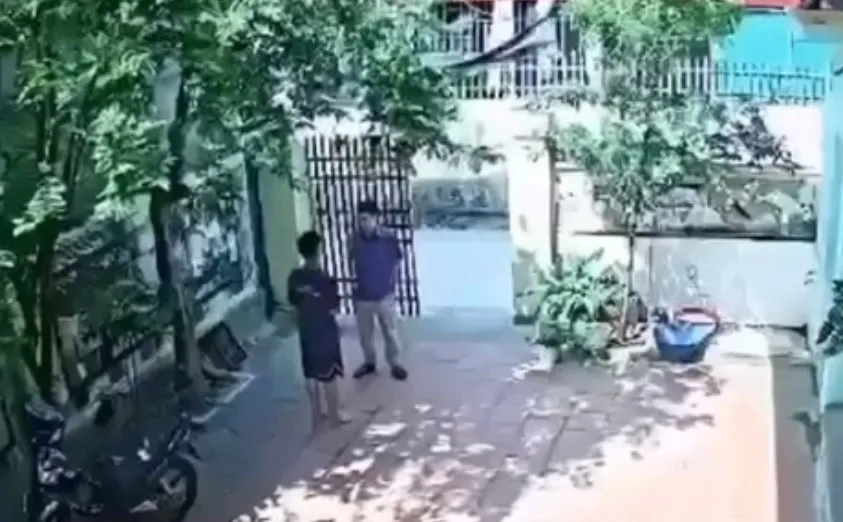 Hình ảnh thầy T. đến nhà, gọi học sinh ra và tát vào mặt. Ảnh cắt từ clip