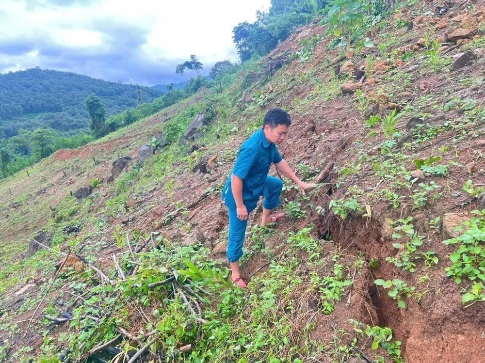 Nứt núi tại bản Long Quang, xã Tiền Phong 2.jpg