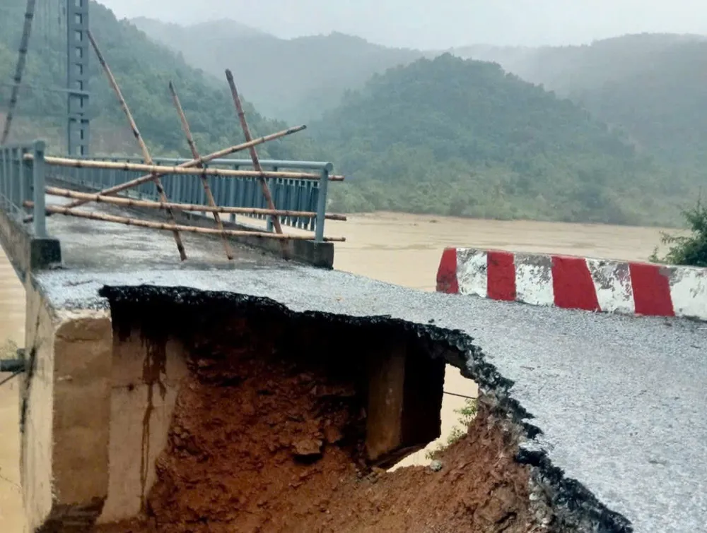 Cầu Đình Phong bị hư hỏng nặng z6963551940532_f6b61dc42383184da911f6c8d1ff32ea.jpg