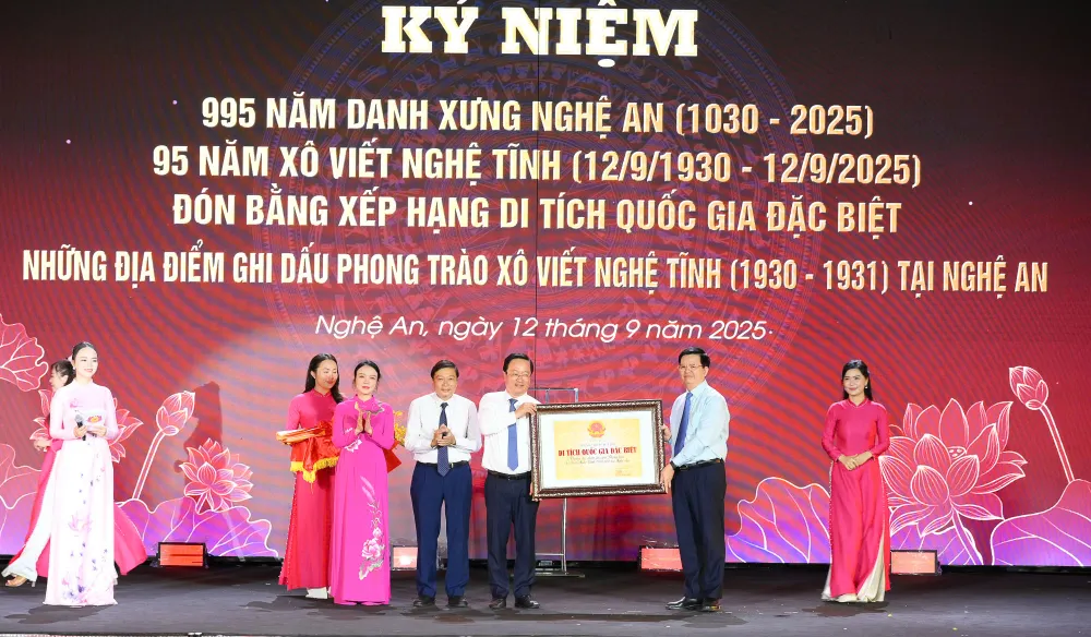 Phó Thủ tướng Mai Văn Chính trao Bằng xếp hạng Di tích Quốc gia đặc biệt "Những địa điểm ghi dấu phong trào Xô Viết - Nghệ Tĩnh (1930 - 1931)" cho lãnh đạo tỉnh Nghệ An 1.jpg