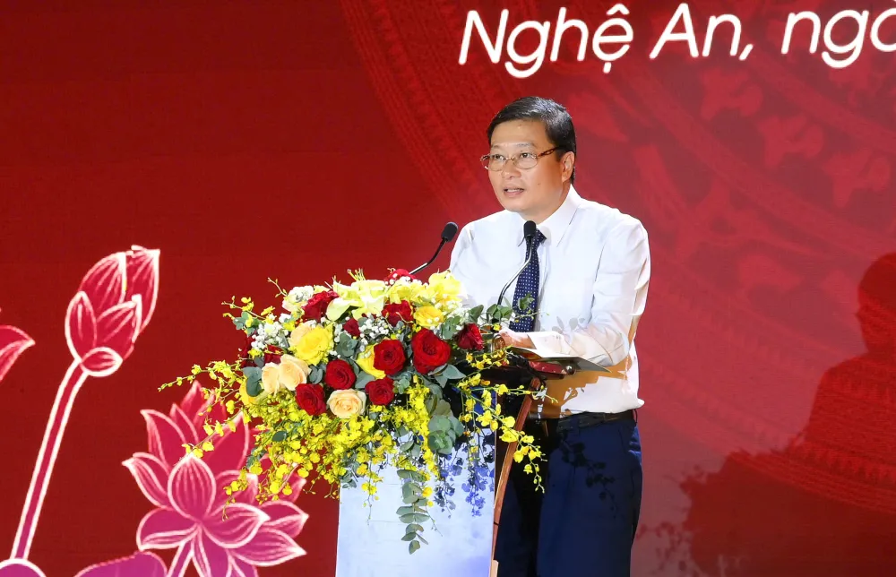 Chủ tịch UBND tỉnh Nghệ An Lê Hồng Vinh đọc diễn văn tại buổi lễ 2.jpg