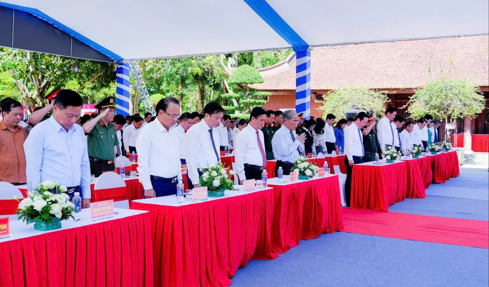 Phút mặc niệm tưởng nhớ công ơn Chủ tịch Hồ Chí Minh tại lễ giỗ của Người 2.jpg