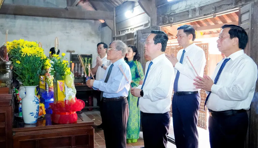 Các đồng chí lãnh đạo, nguyên lãnh đạo Trung ương, tỉnh Nghệ An dâng lễ, dâng hương tại nhà cụ Nguyễn Sinh Nhậm - ông nội Chủ tịch Hồ Chí Minh 3.jpg