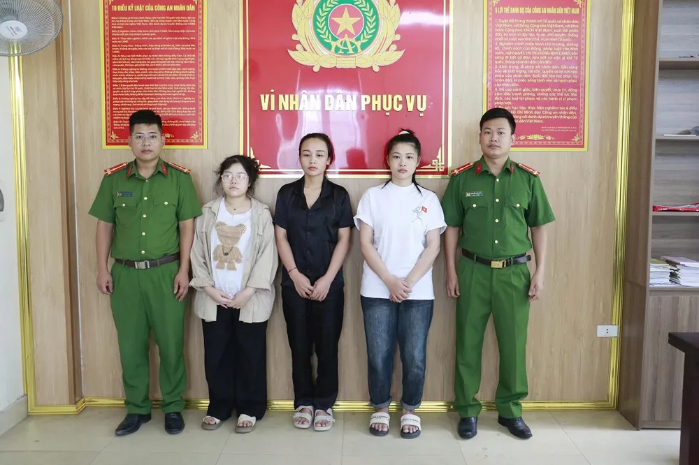 Các đối tượng Lan, Vuông, Nhâm (mặc thường phục, từ trái qua) bị công an bắt giữ. Ảnh: CÔNG AN NGHỆ AN Lan Vuông NHâm.jpg