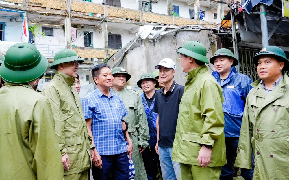 Lãnh đạo tỉnh Nghệ An kiểm tra công tác sơ tán dân tại chung cư Quang Trung 1.jpg