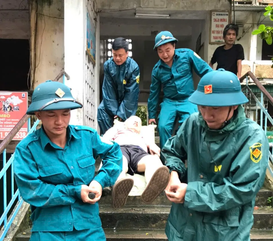 Các lực lượng của tỉnh Nghệ An đưa ở già yếu ở chung cư Quang Trung đến nơi an toàn 6.jpg