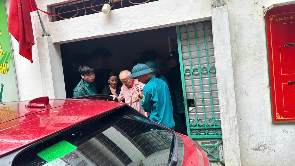 Các lực lượng phường Thành Vinh (tỉnh Nghệ An) sơ tán dân đến nơi an toàn a.jpg