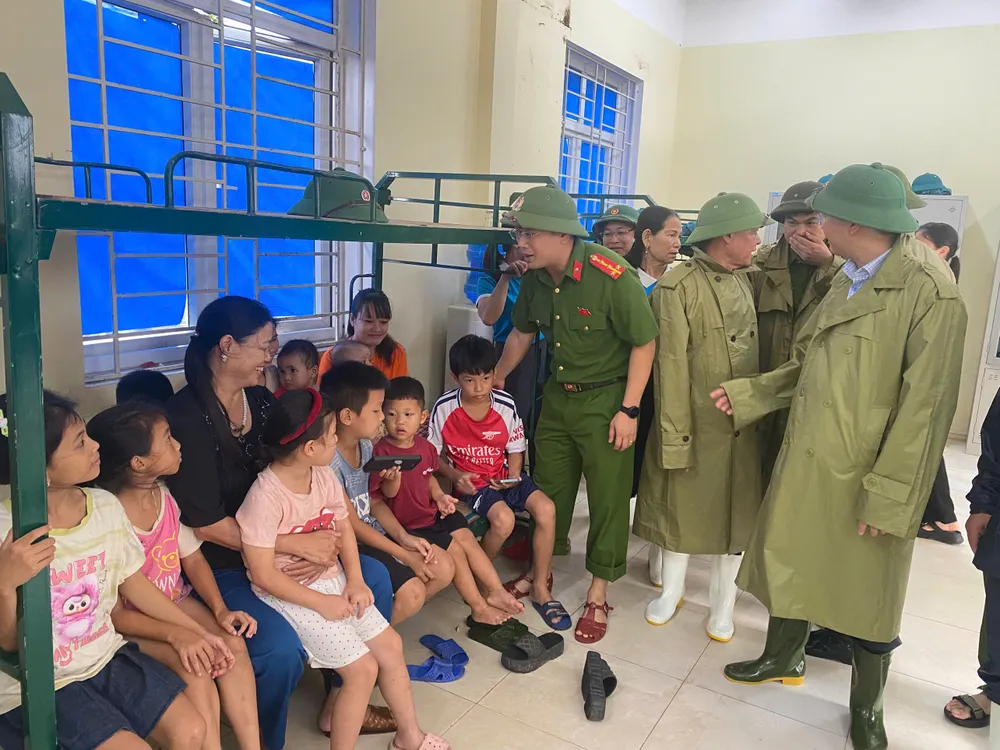 Các lực lượng phường Ngọc Sơn (Thanh Hóa) sơ tán dân đến nơi an toàn c a ngọc sơn.jpg