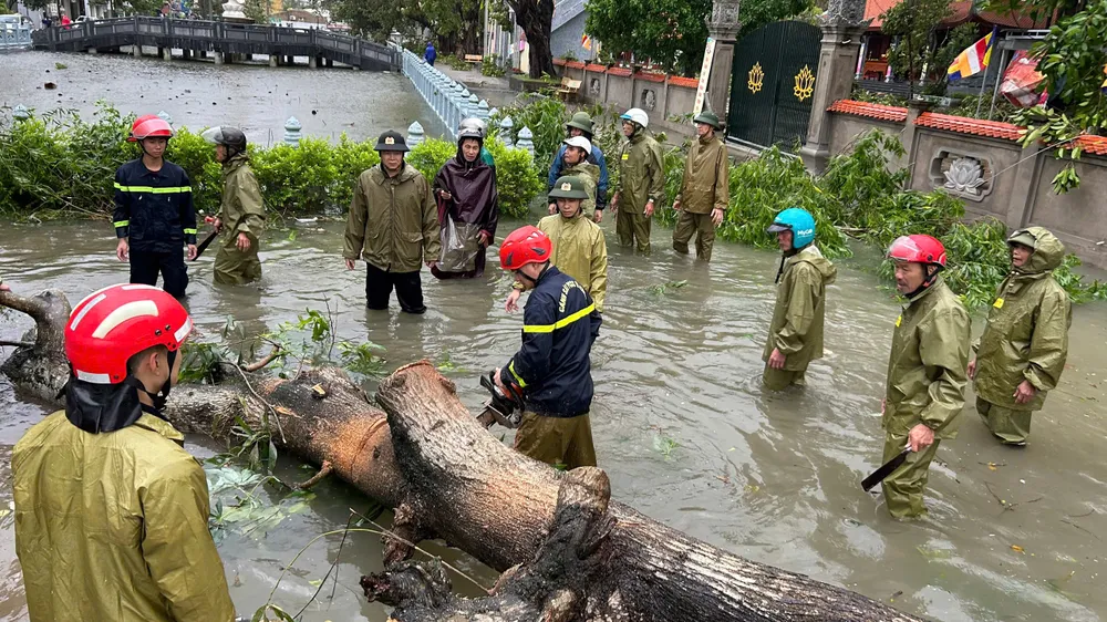 Lực lượng Công an Thanh Hóa cắt cây gãy đổ, giúp giải phóng đường đi tạm thời z7060789622335_56f9ec4c7dc3861592fbf3311b4b2dac.jpg