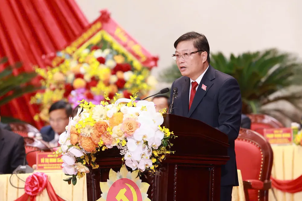 Chủ tịch UBND tỉnh Nghệ An Lê Hồng Vinh trình bày báo cáo tại đại hội 2.jpg