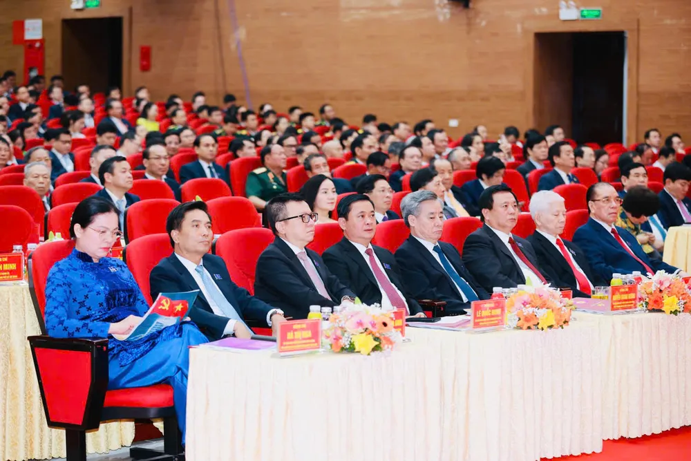 Các đồng chí lãnh đạo, nguyên lãnh đạo Đảng và Nhà nước dự đại hội a.jpg
