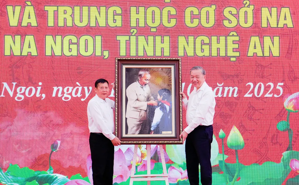 Tổng Bí thư Tô Lâm tặng nhà trường bức ảnh “Bác Hồ quàng khăn đỏ cho học sinh” 4.jpg