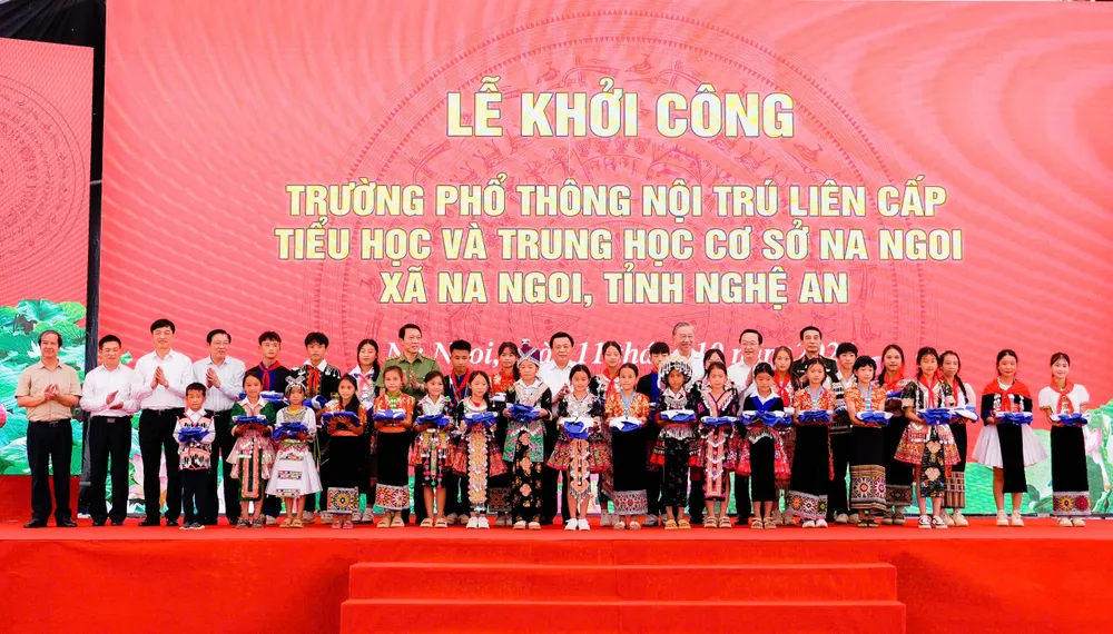 Tổng Bí thư Tô Lâm cùng lãnh đạo Đảng và Nhà nước trao quà cho các cháu học sinh 5.jpg