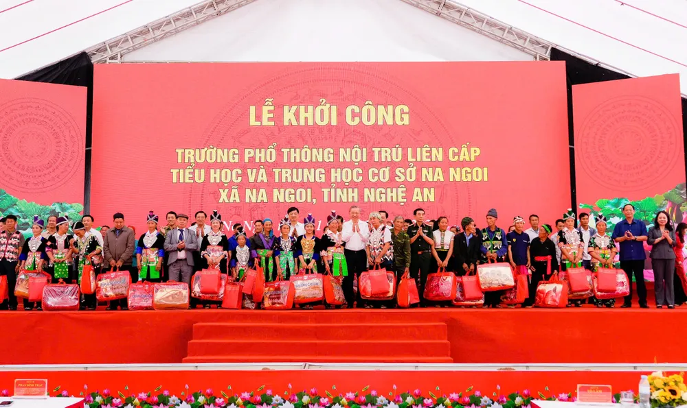 Tổng Bí thư Tô Lâm cùng lãnh đạo Đảng và Nhà nước trao quà đến gia đình chính sách, gia đình khó khăn trên địa bàn xã Na Ngoi 6.jpg