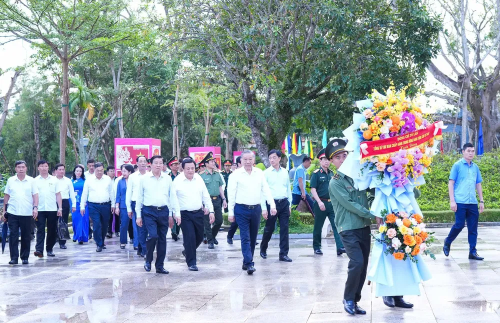 Tổng Bí thư Tô Lâm cùng lãnh đạo Đảng và Nhà nước đã đến dâng hoa, dâng hương tưởng niệm Chủ tịch Hồ Chí Minh tại Khu Di tích Quốc gia đặc biệt Kim Liên a.jpg