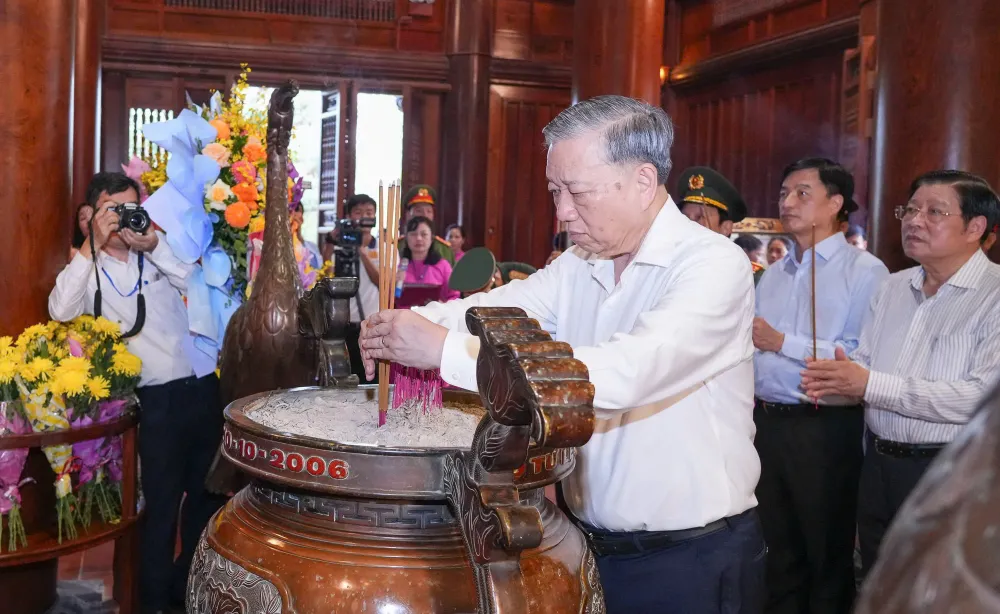 Tổng Bí thư Tô Lâm dâng hương tưởng niệm Chủ tịch Hồ Chí Minh b.jpg