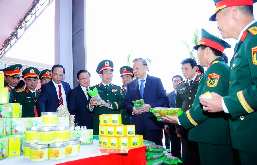 Tổng Bí thư Tô Lâm và các đại biểu tham quan gian trưng bày tại lễ kỷ niệm 4.jpg