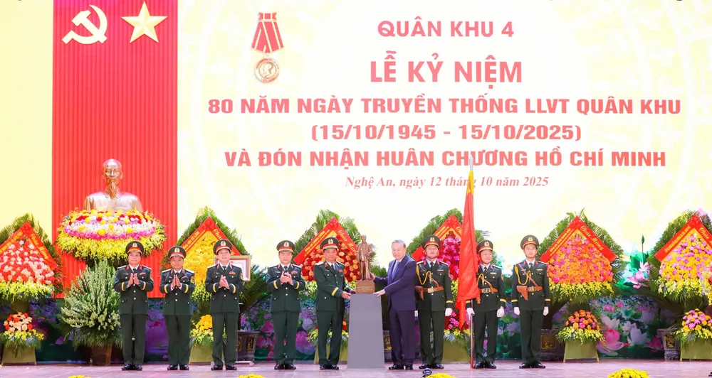Tổng Bí thư Tô Lâm tặng Lực lượng vũ trang Quân khu 4 tác phẩm "Bác Hồ về thăm quê năm 1961" 8.jpg
