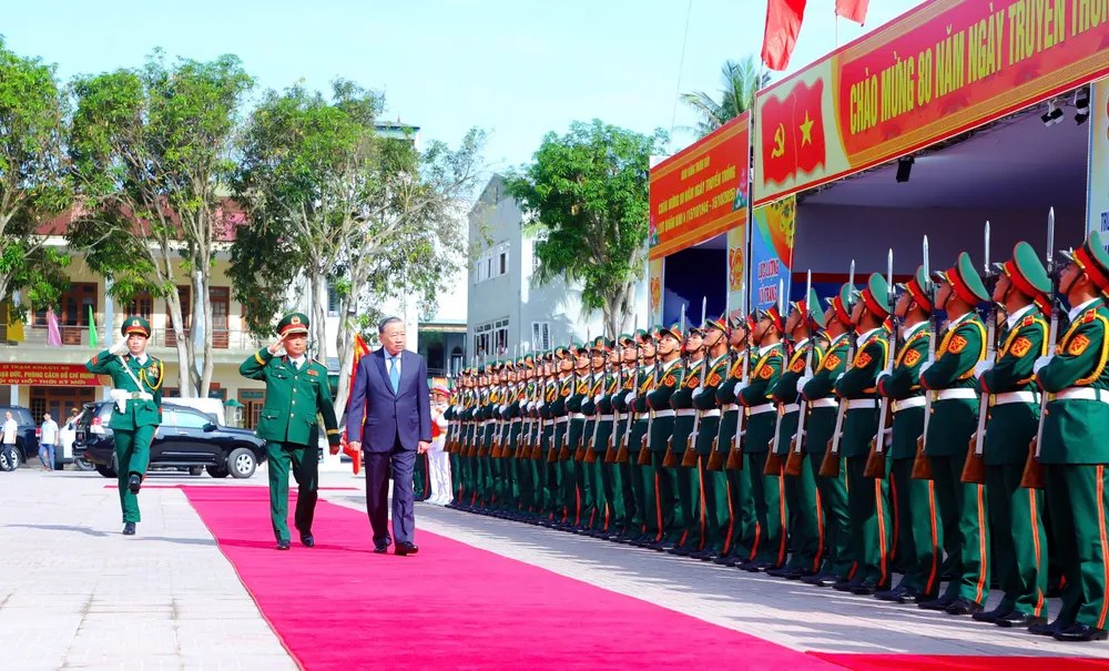 Tổng Bí thư Tô Lâm duyệt đội danh dự Lực lượng vũ trang Quân khu 4 a.jpg