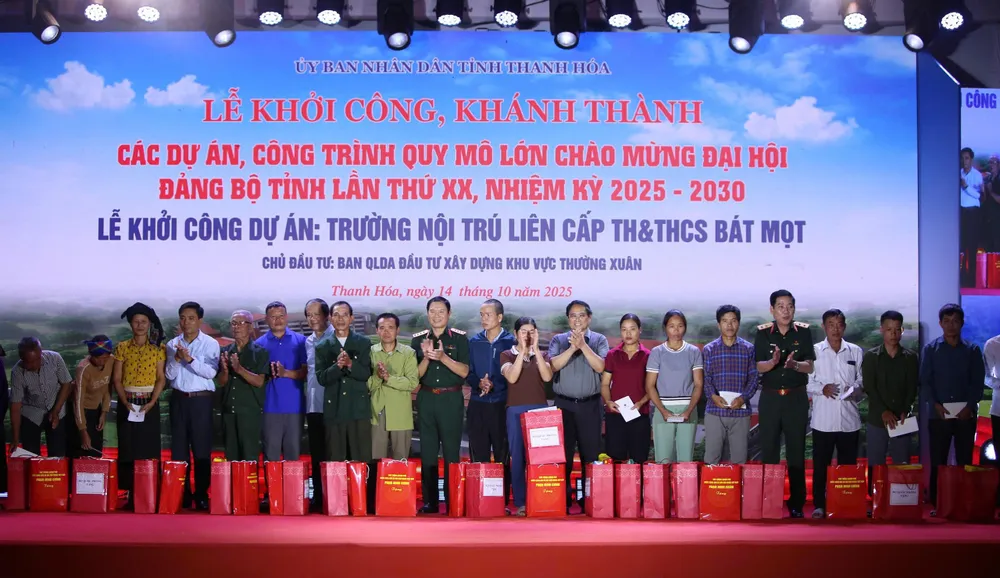 Thủ tướng Phạm Minh Chính tặng quà cho các gia đình khó khăn, thiệt hại do bão lũ tại xã Bát Mọt và Yên Nhân 3.jpg