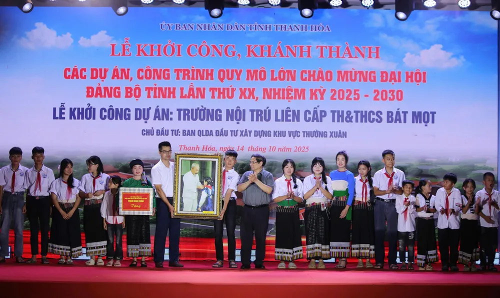 Thủ tướng Phạm Minh Chính tặng quà cho nhà trường và học sinh Trường Tiểu học và THCS Bát Mọt 4.jpg