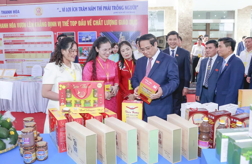 Thủ tướng Phạm Minh Chính tham quan gian hàng trưng bày các sản phẩm đặc sản xứ Thanh thủ 1.jpg