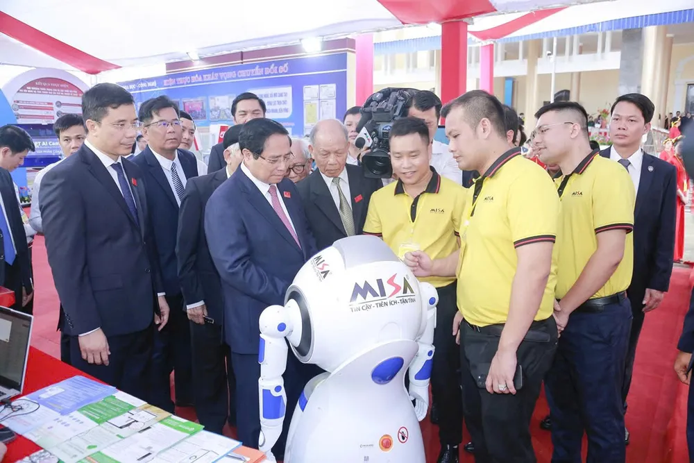 Thủ tướng Phạm Minh Chính tham quan các sản phẩm công nghệ trưng bày tại triển lãm chào mừng đại hội thu 2.jpg