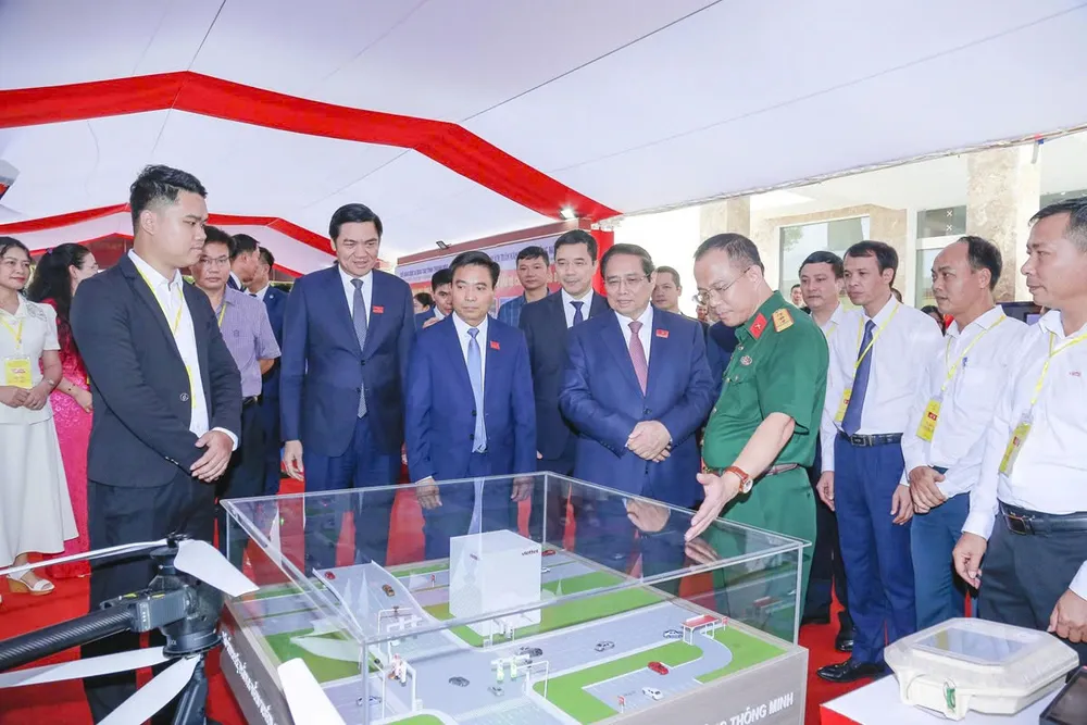 Thủ tướng Phạm Minh Chính nghe giới thiệu về các mô hình phát triển, đang trưng bày tại triển lãm chào mừng đại hội thu 3.jpg