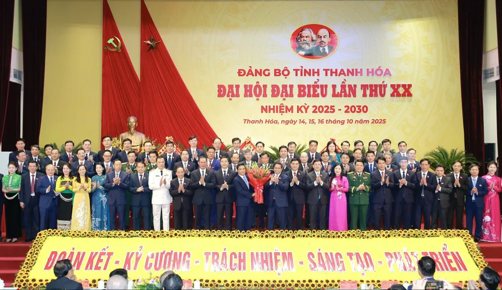 Thủ tướng Phạm Minh Chính tặng hoa chúc mừng Ban Chấp hành Đảng bộ tỉnh Thanh Hóa khóa XX thủ b.jpg