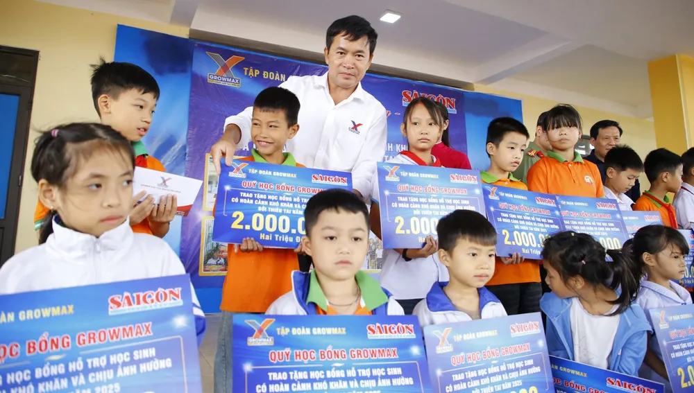 Ông Đặng Văn Thành, Giám đốc Khu vực miền Bắc Tập đoàn Growmax trao học bổng cho các em học sinh 4.JPG