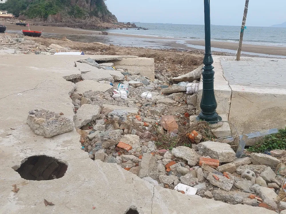 Kè biển tại phường Cửa Lò hư hỏng nặng do bão 9.jpg