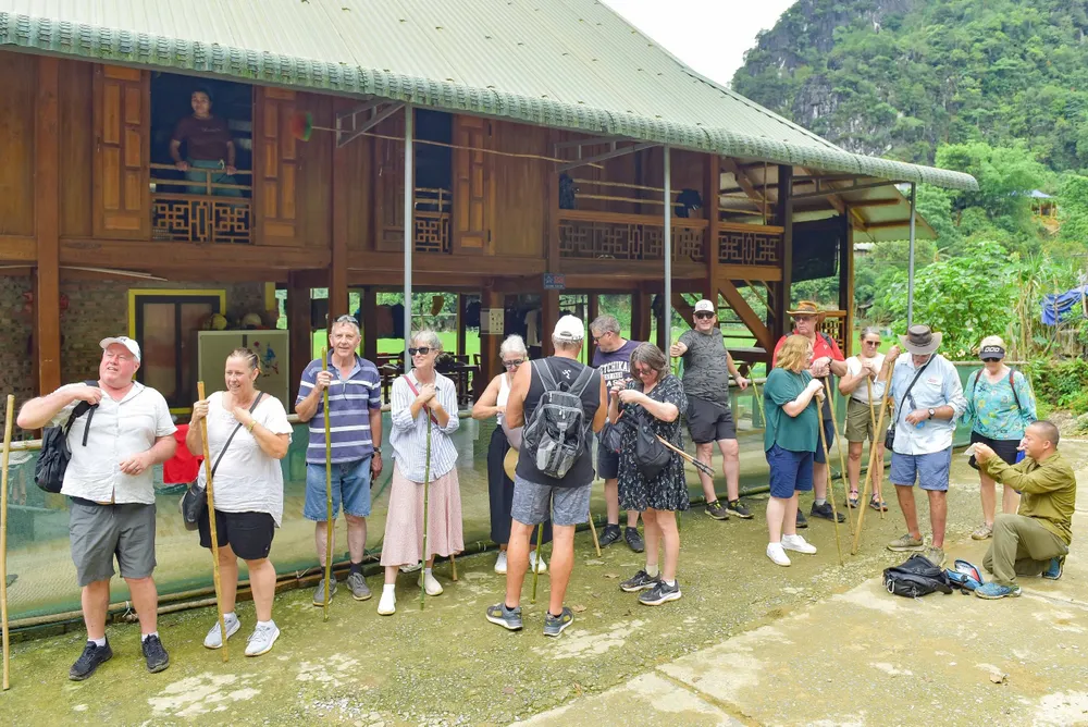 Du khách quốc tế khám phá Kho Mường 3.jpg