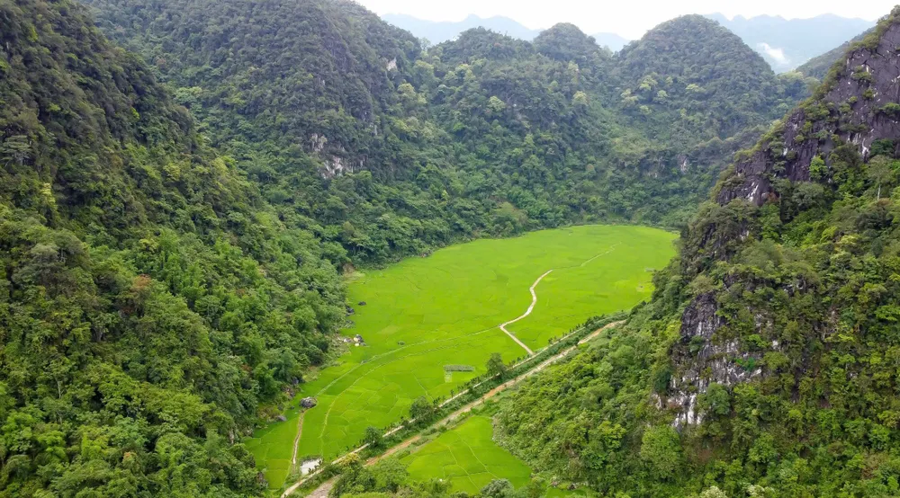 Bản Kho Mường nằm trong thung lũng, xung quanh là núi cao, tách biệt với thế giới bên ngoài kho mường.jpg