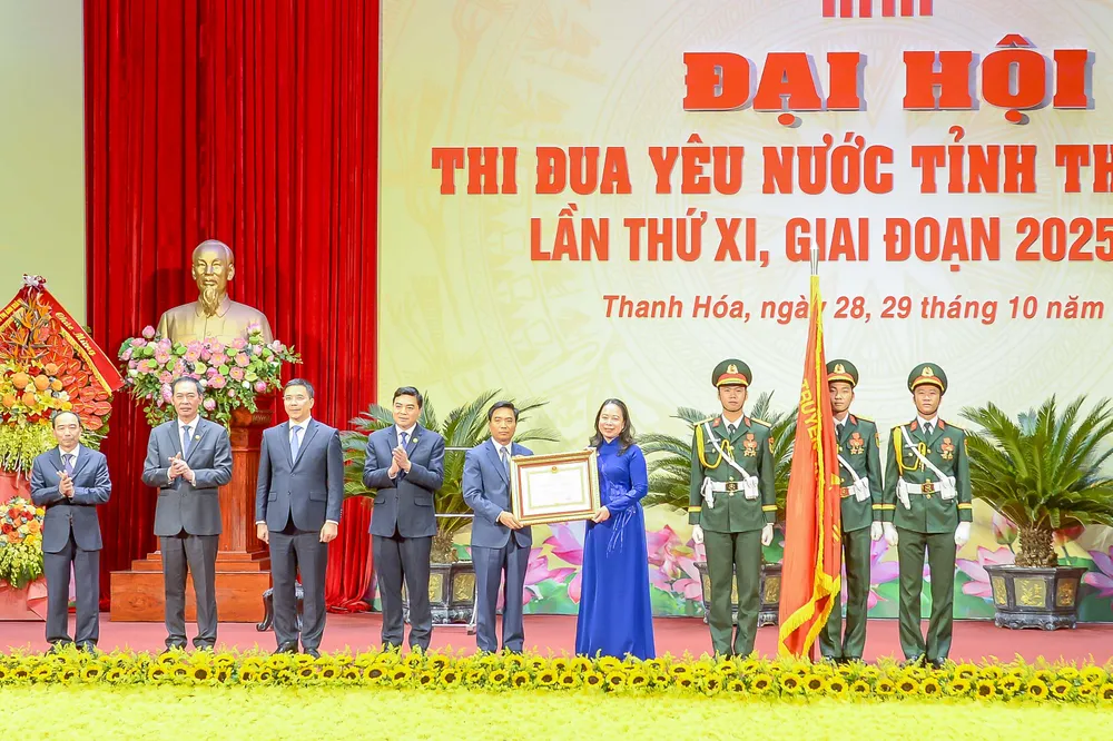 Thừa ủy quyền của Chủ tịch nước, Phó Chủ tịch nước Võ Thị Ánh Xuân, Phó Chủ tịch thứ nhất Hội đồng Thi đua - Khen thưởng Trung ương trao Huân chương Lao động hạng Ba cho Đảng bộ, chính quyền và nhân dân tỉnh Thanh Hóa lao động hạng ba.jpg