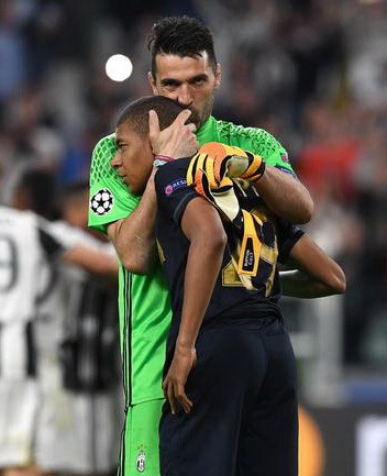 布馮像一位父親一樣安慰姆巴佩。（圖片來源：互聯網）