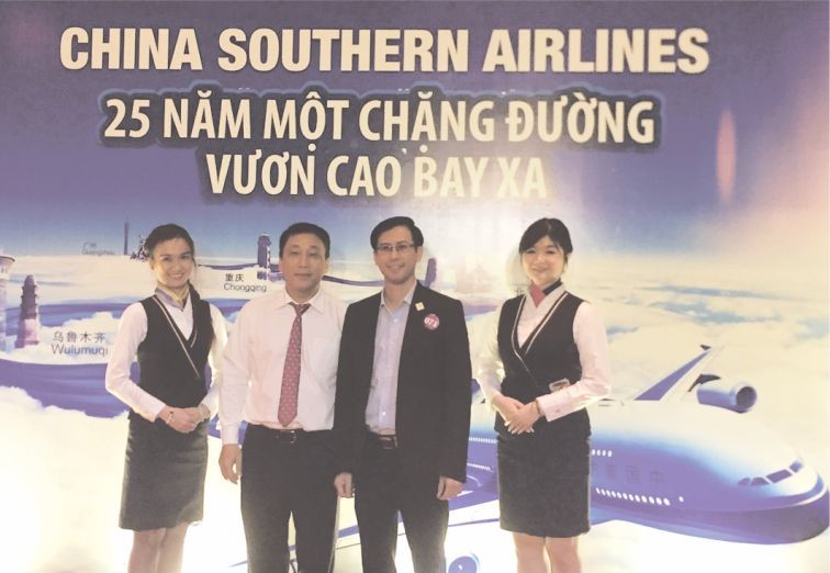 南航胡志明市辦事處總經理崔恆（左二）與客戶合照。（圖片來源：趣兒）