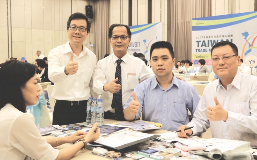 唐明輝主任(左二)與本市台灣商會會長鄭文忠(左三)參觀某醫療保健產品。（圖片來源：馨兒）