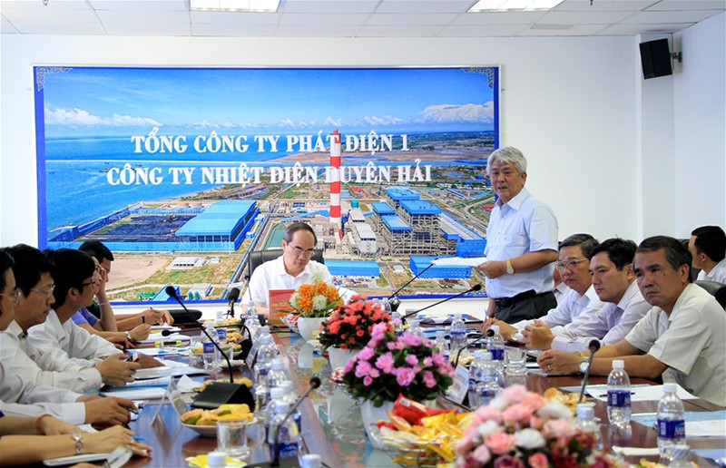 阮善仁同志視察茶榮省沿海電力中心。（圖片來源：國忠）