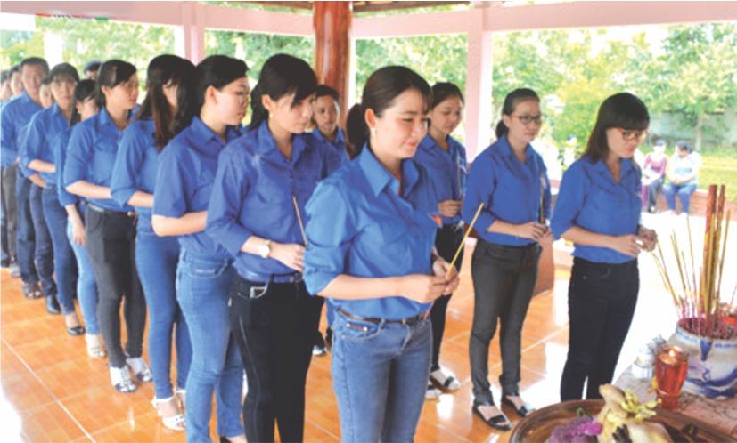 共青團員上香緬懷胡伯伯。（圖片來源：互聯網）