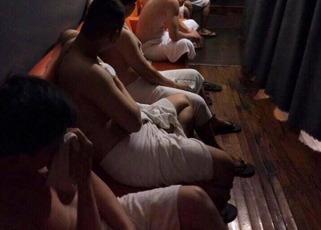 按摩店內的客人。（圖片來源：公安機關）