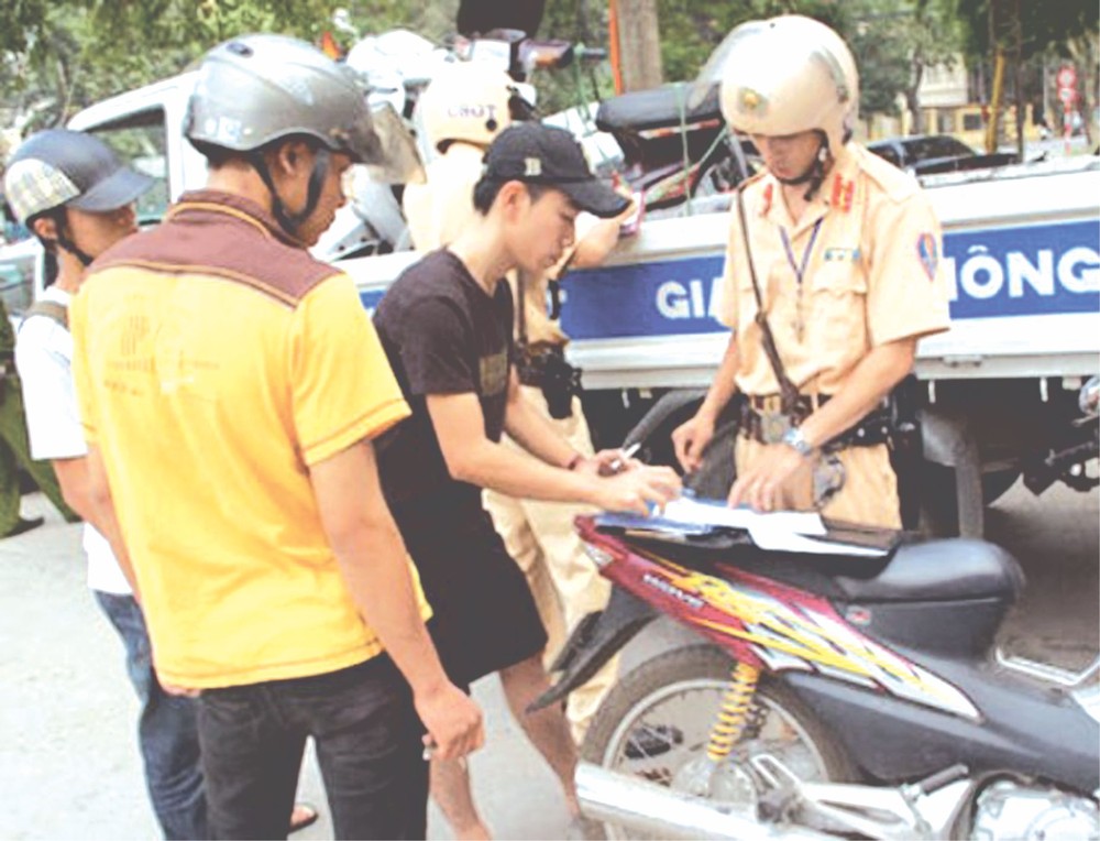 交警對違反交規者進行處罰。（圖片來源：互聯網）