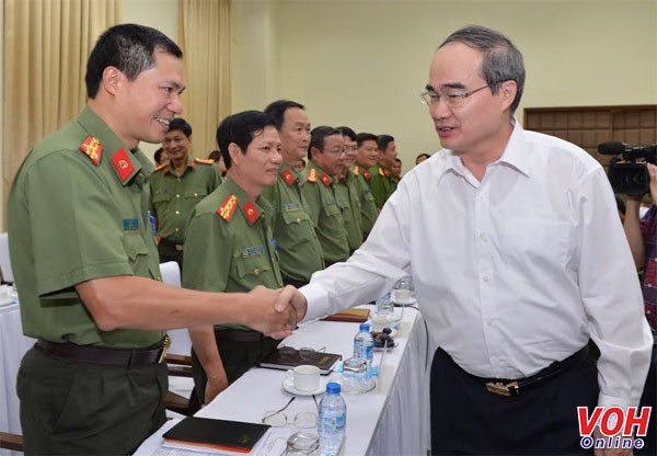 阮善仁同志看望市公安黨委。（圖片來源：VOH Online）