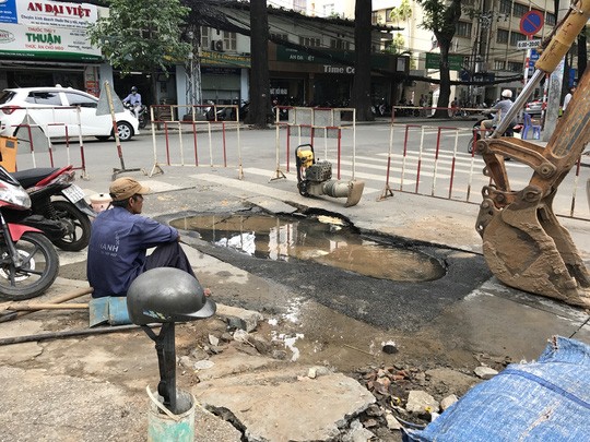 第一郡莫挺芝與陳高雲街四岔路口突然出現巨坑。（圖片來源：G.Minh）