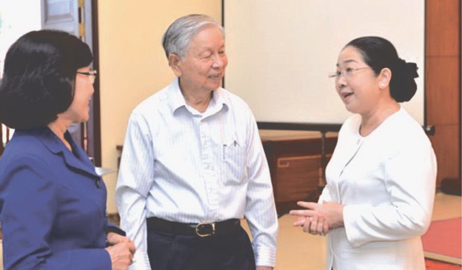 市委副書記武氏蓉(右)與各代表交談。（圖片來源：互聯網）