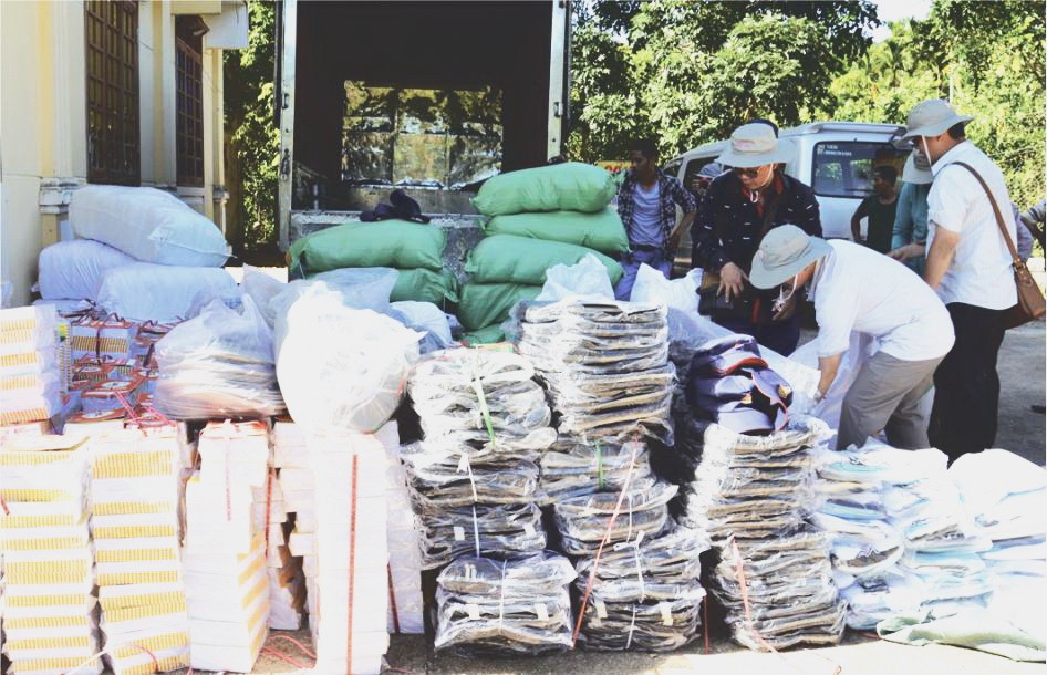 慈善團準備向窮人贈送禮物。（圖片來源：仁建）