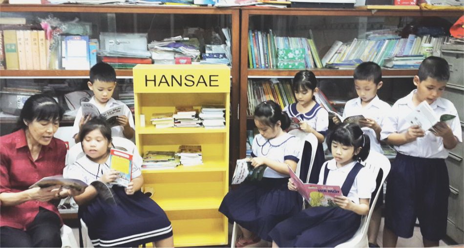 潁川學校的老師和學生在閱讀新書。（圖片來源：心雨）